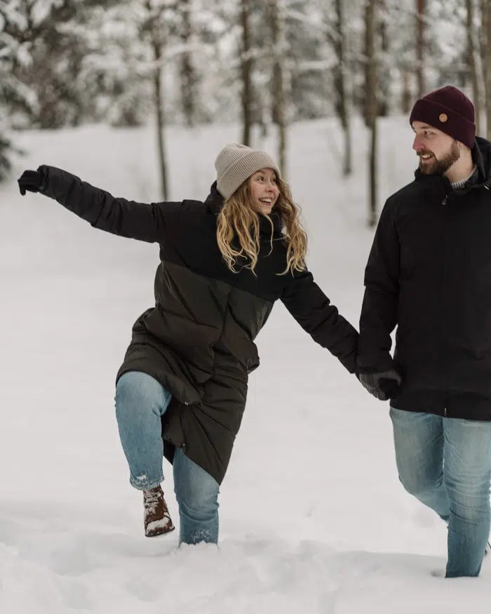 pari kävelee lumihangessa käsi kädessäpariskuntakuvaus pyynikki