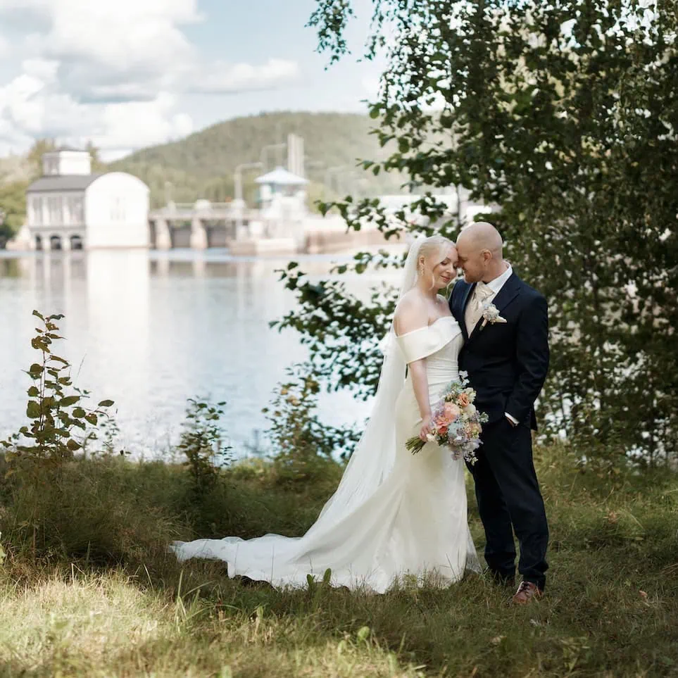 Kuinka aikaisin hääkuvaaja kannattaa varata - Hääpari seisoo puun varjossa